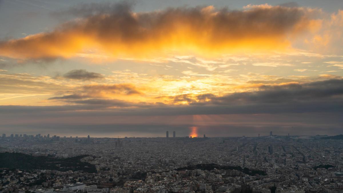 Nubes abundantes al amanecer en Barcelona, el 28 de diciembre del 2023