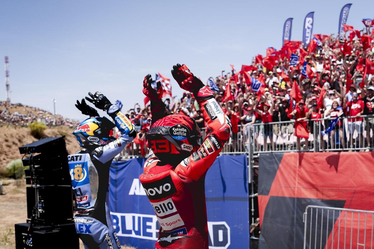 Marc y Àlex Márquez celebran su décimo doblete con todos sus fans, en Motorland.
