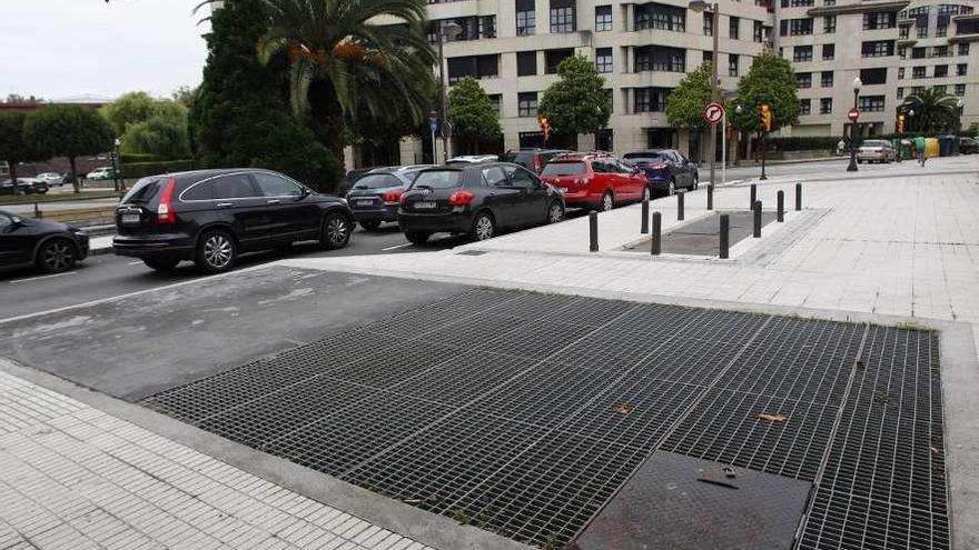 Rejilla en el suelo que cubre el acceso al túnel del metrotrén en Viesques.