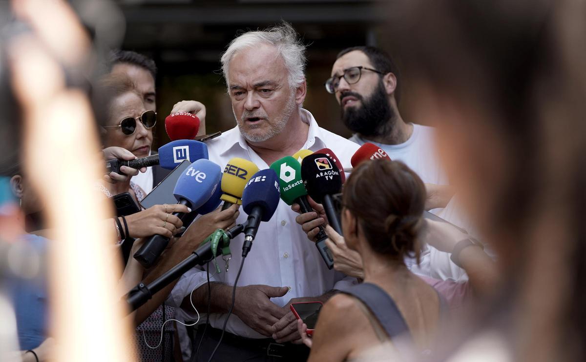 Esteban González Pons realiza unas declaraciones en la puerta de la sede del PP.