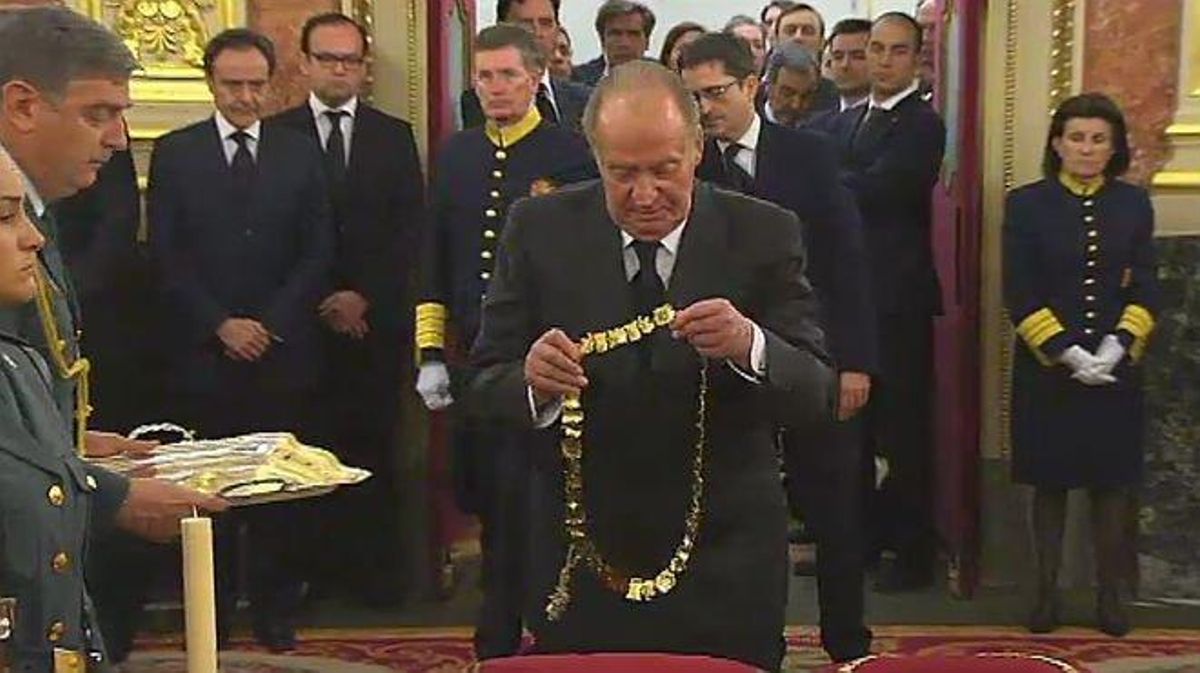 Joan Carles li ha concedit a Adolfo Suárez a títol pòstum el Reial Orde de Carles III.