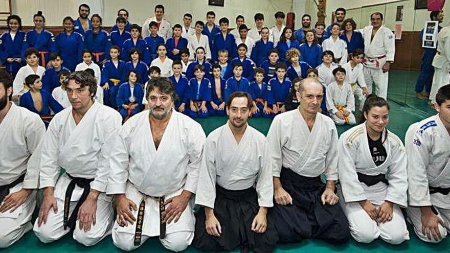 Representantes del Judo Club Coruña, en el gimnasio donde entrenan.