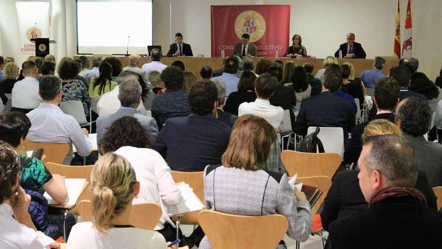 Abogados asisten a la Jornada sobre cláusulas suelo organizada por el Colegio profesional.