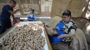 Taules amb suros en Fira del Tap de Suro, a Cassà.