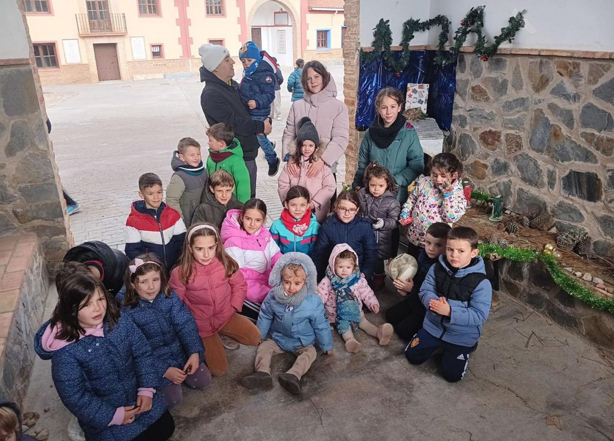 Los más pequeños montaron un belén en la Virgen del Águila.
