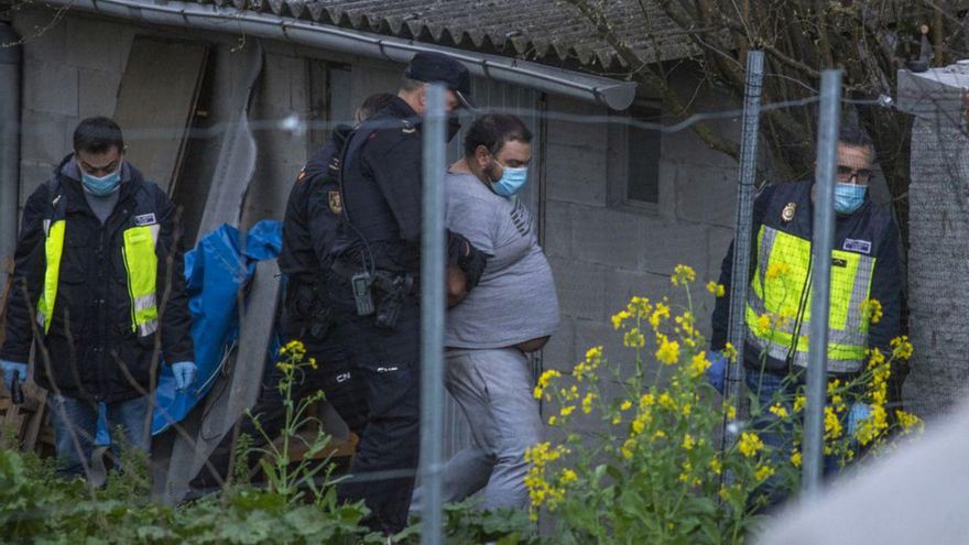 El investigado, Diego R. T., durante el registro.