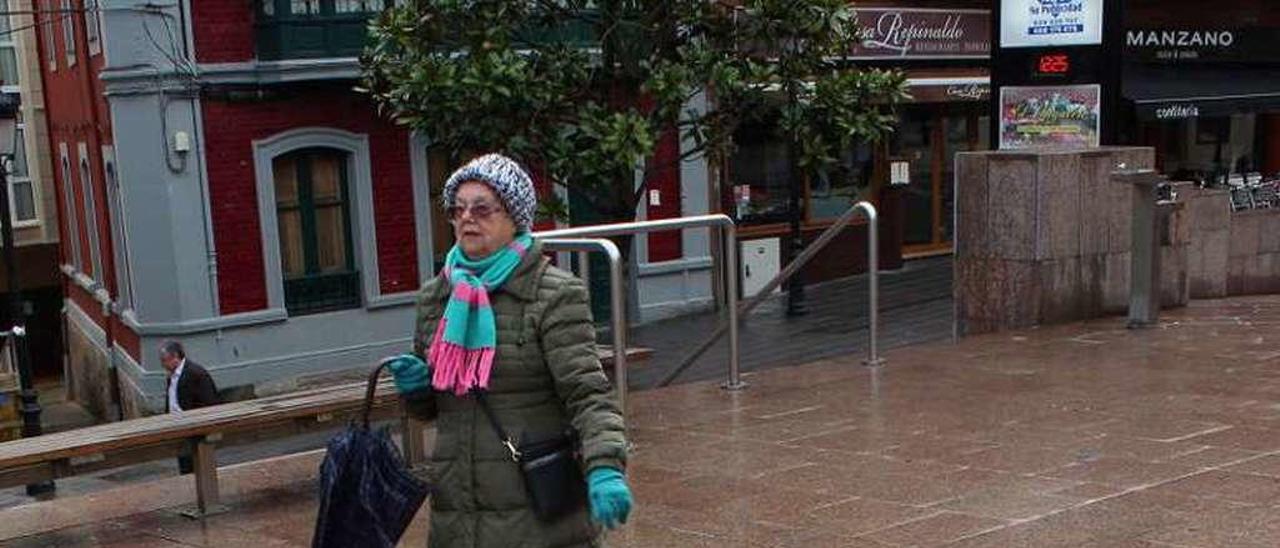 Ángela León pasea por La Baragaña, donde el pavimento también resulta deslizante en días de lluvia.