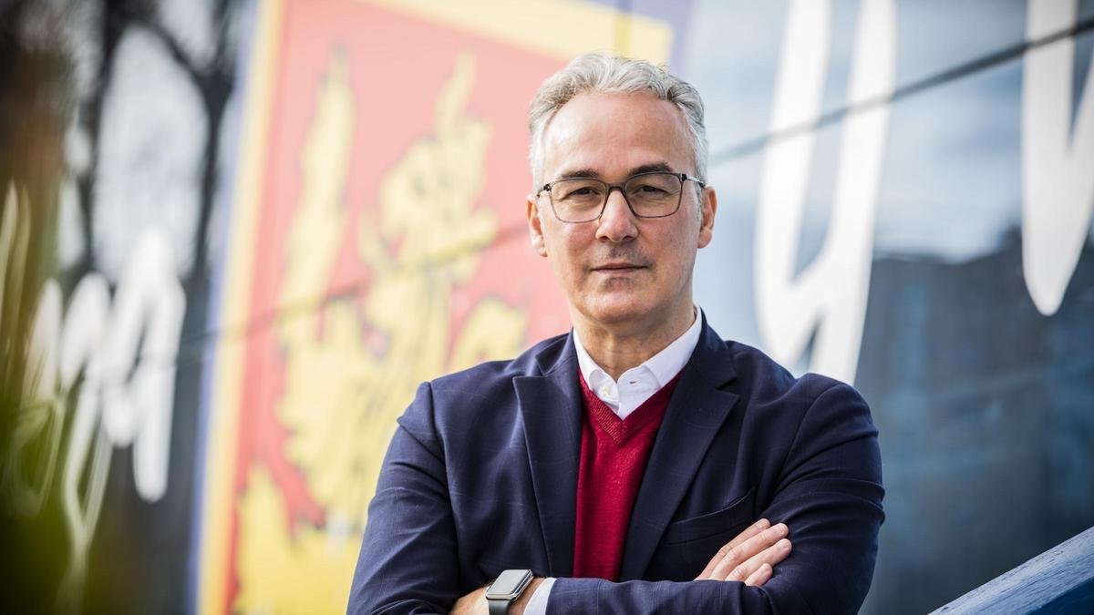 Miguel Torrecilla posa en los exteriores de las oficinas del Real Zaragoza.