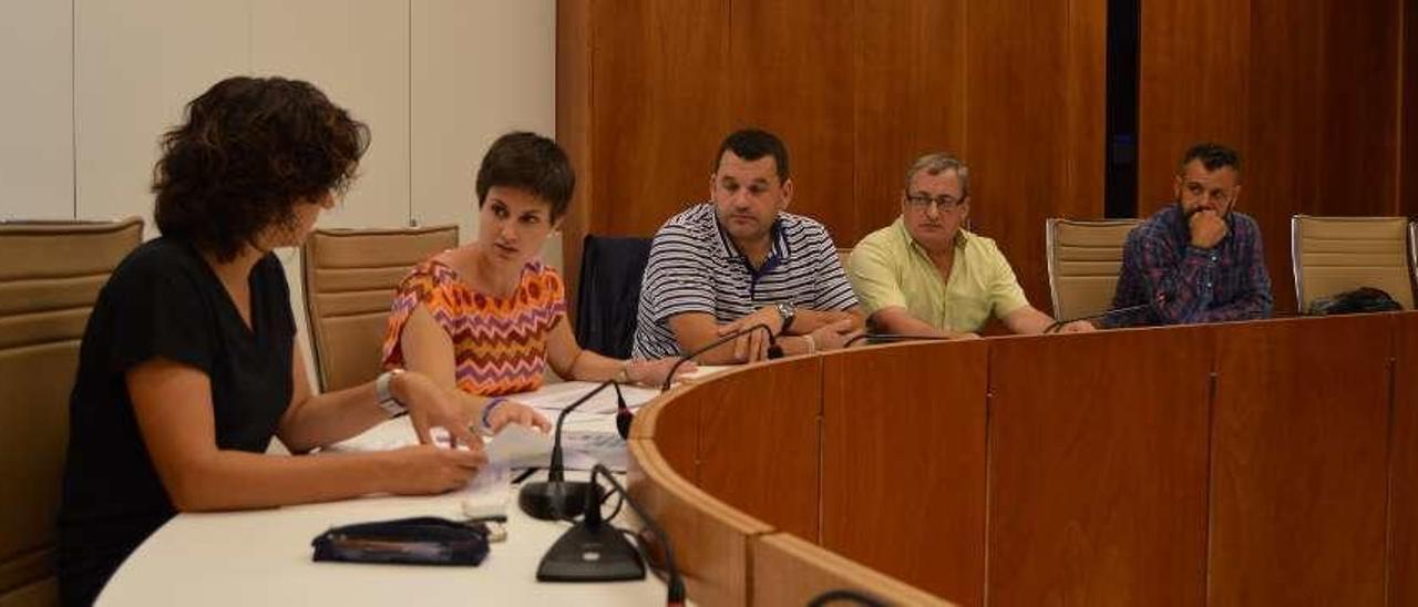 Representantes de los concellos de Tui, Tomiño, A Guarda y O Rosal durante la reunión. // D.B.M.