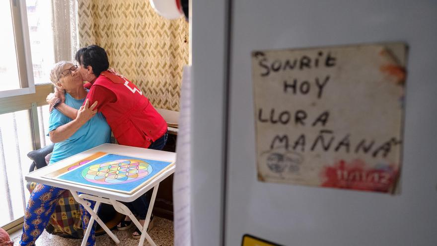 La lucha de Cruz Roja contra la soledad en personas mayores en Alicante