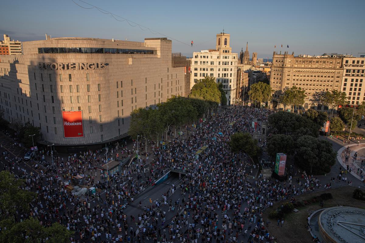 Nathan Paulin, el mejor funambulista del mundo, cruza Barcelona a 70 metros de altura