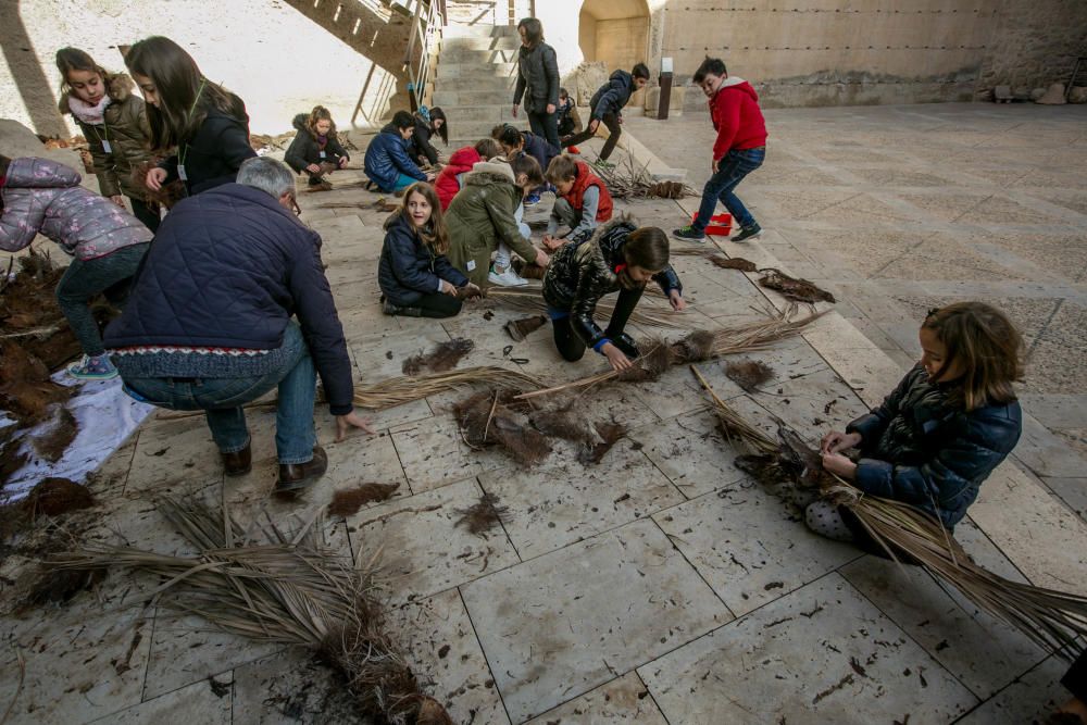 La Asociación de Palmereros y el Museo Arqueológico llevan a cabo talleres con niños para que aprendan a realizar las tradicionales antorchas