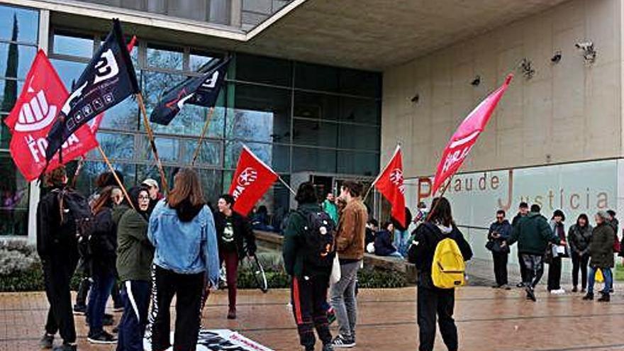 Concentració de suport a l&#039;Audiència als dos joves encausats, ahir.