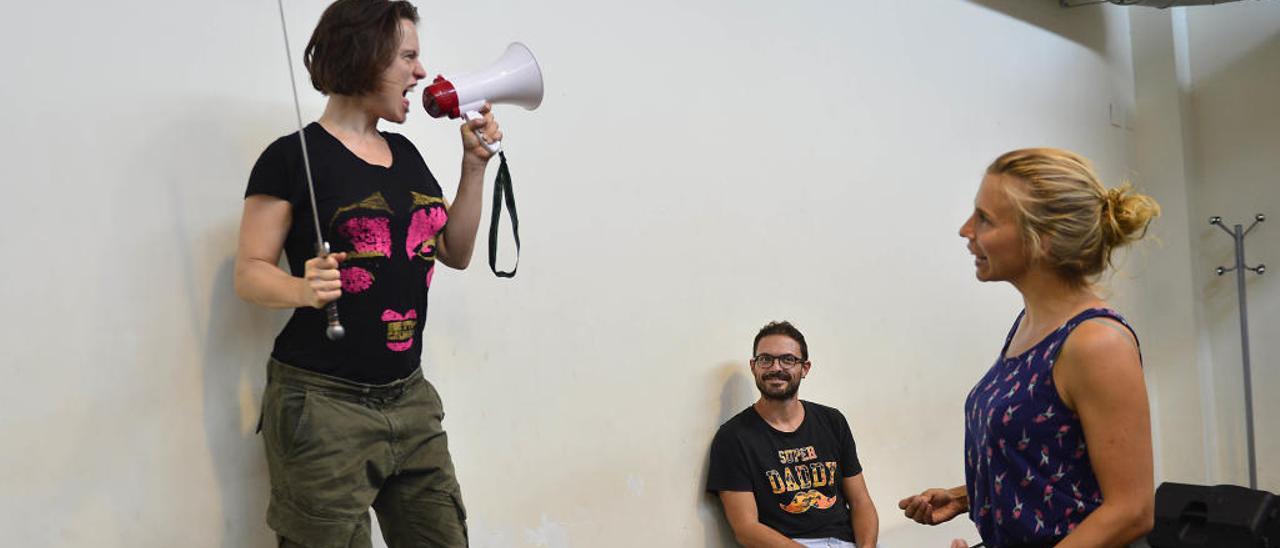 Ensayo de la obra teatral en las instalaciones de L&#039;Escorxador.