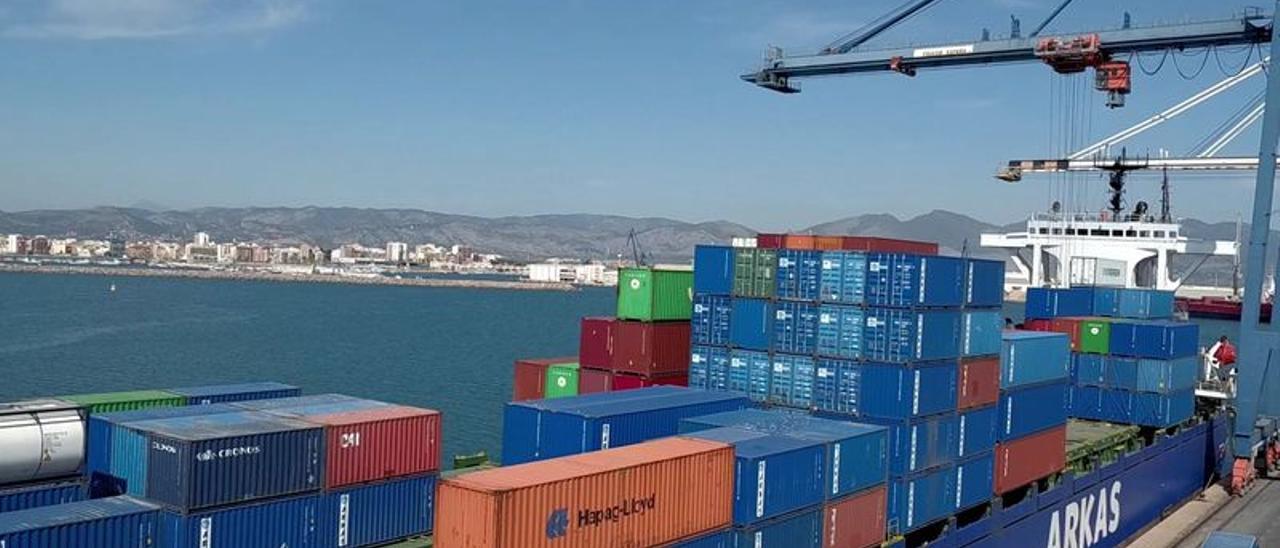 PortCastelló. Actualmente, el grueso de mercancías de Castellón salen en camión, por carretera; o en barco.