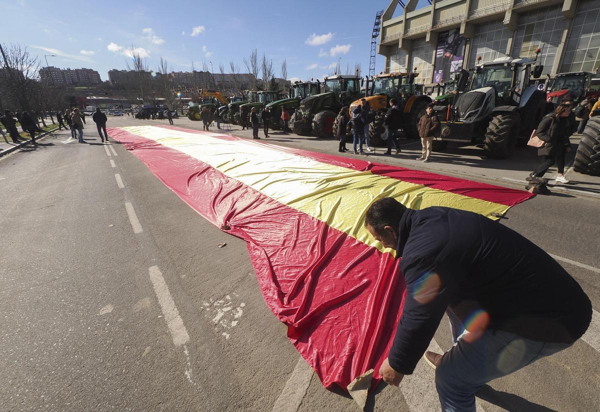 Tractores marchan por las calles y carreteras de Valladolid para visibilizar el malestar del sector agrario