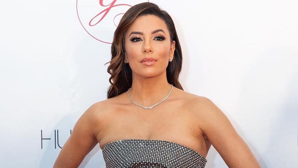 Eva Longoria con vestido con detalles metalizados