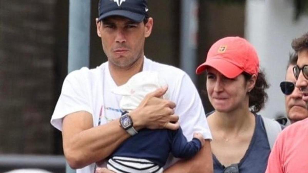 Rafa Nadal con su hijo y su mujer.