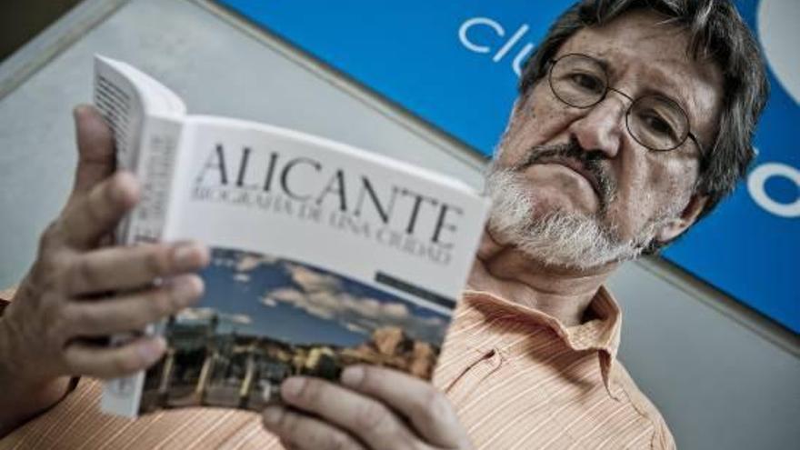 Miguel Ángel Pérez Oca, con su libro Alicante. Biografía de una ciudad.