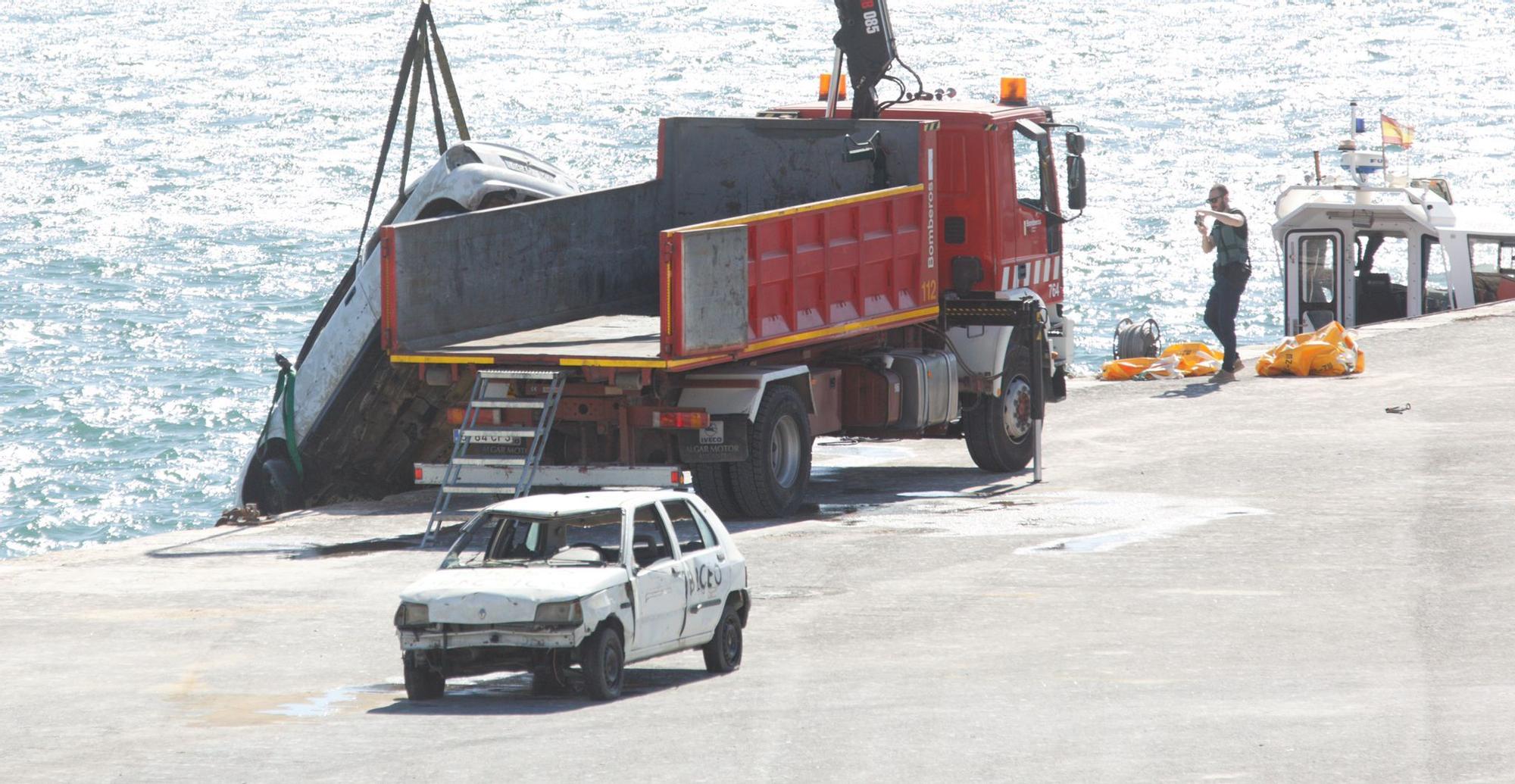 Los bomberos reflotan los coches que tiraron al puerto sin acreditar si los descontaminaron