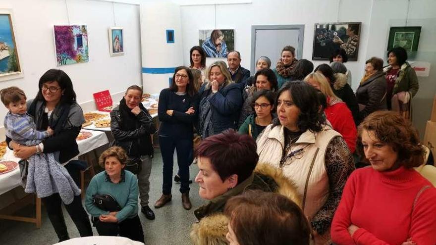 Un momento de la merienda, ayer, en la sede de Adicam, en Cangas. // Santos Álvarez