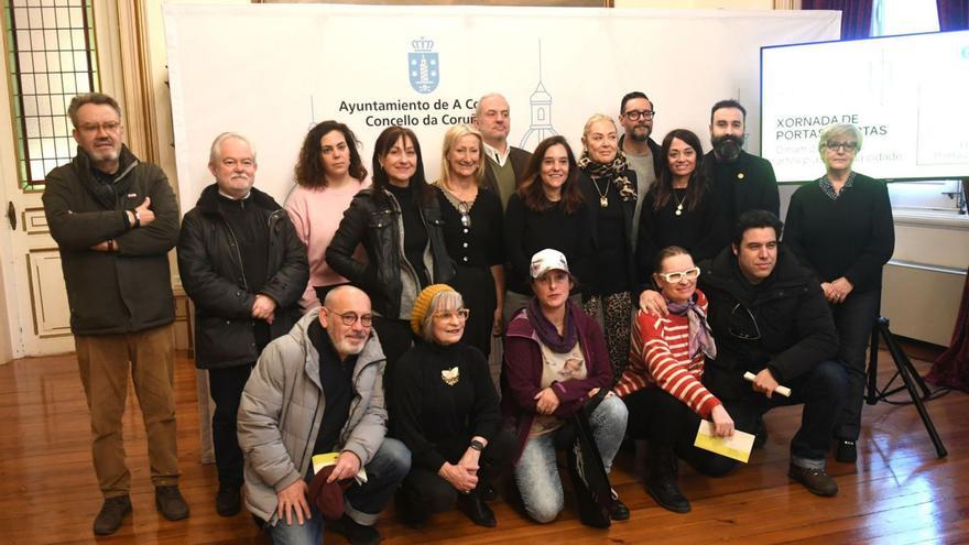 Artistas locales posan con Inés Rey y Gonzalo Castro en la presentación de Estudios Abiertos. |  // C. PARDELLAS