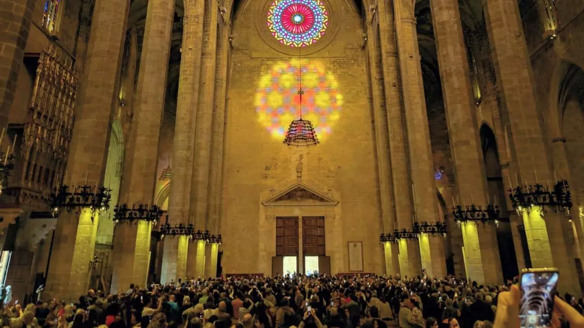 Así ha sido la Festa de la Llum 2025: la Catedral de Mallorca brilla en los ojos del pequeño Martí