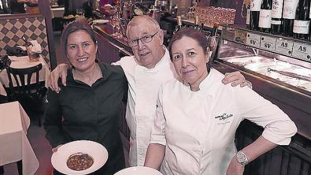 Josep Solà, con sus hijas Sònia (bata blanca) y Núria, en la Sepúlveda.