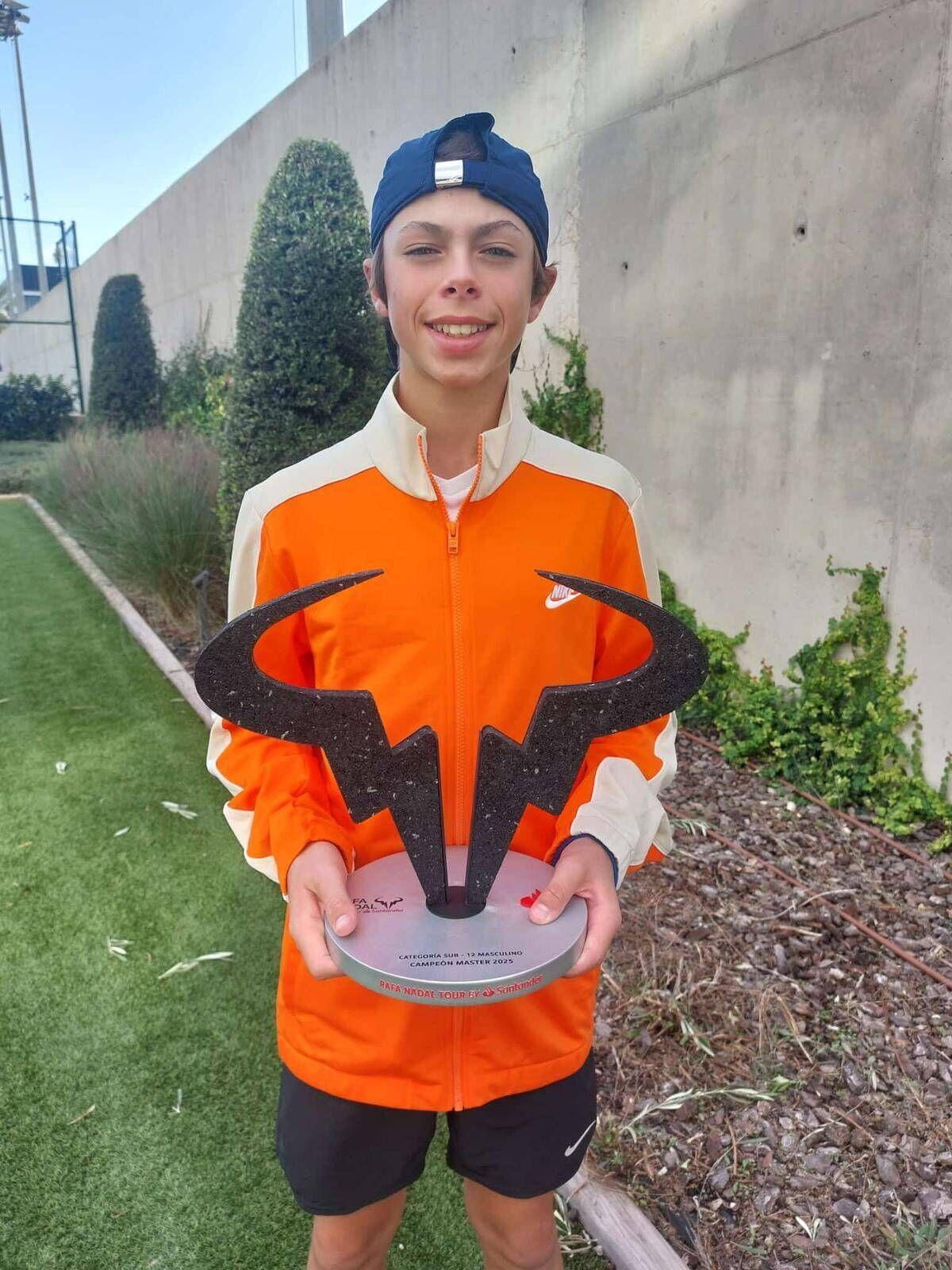 El manacorí Sergi Hoyas Miquel se proclamó este pasado fin de semana campeón de la edición 2025 del Rafa Nadal Tour by Santander en la categoría Sub-12, tras ganar la final del Máster disputado en las instalaciones de la Rafa Nadal Academy, en Manacor