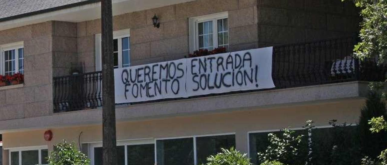Foto de detalle de la pancarta que exige solución. // Bernabé / Noelia Porta