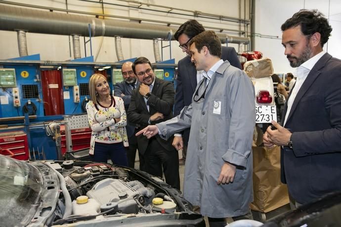 15.04.19. Las Palmas de Gran Canaria. El líder del PP y candidato a presidente del Gobierno, Pablo Casado, visita el centro de formación técnico-profesional del metal de Las Palmas de Gran Canaria, Femepa, acompañado por los dirigentes del partido en Canarias, Asier Antona y Australia Navarro. Foto Quique Curbelo  | 15/04/2019 | Fotógrafo: Quique Curbelo