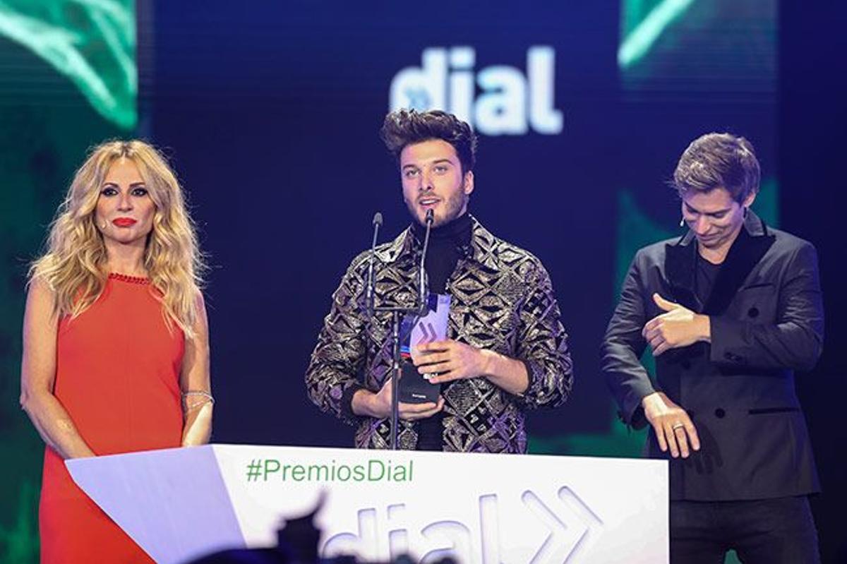 Marta Sanchez y Carlos Baute entregan un premios en la Gala de los Premios Dial