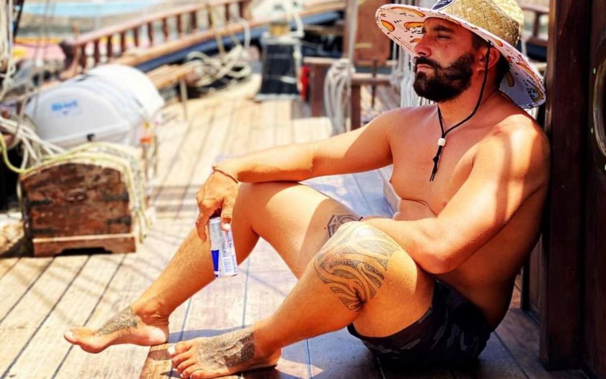 César Espino Reyes, en la cubierta de un barco. | | FUERTEVENTURA FULL EXPERIENCE