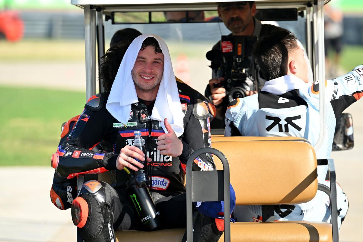 BEZZECCHI Marco (ita), Aprilia Racing, Aprilia RS-GP26, portrait, celebrating his win during the 2026 MotoGP PT Grand Prix of Thailand on the Chang International Circuit from February 27th, to March 1st, in Buriram, Thailand - Photo Studio Milagro / DPPI AFP7 01/03/2026 ONLY FOR USE IN SPAIN. GIGI SOLDANO / DPPI Media / AFP7 / Europa Press;2026;MARCH;MARS;MOTO;MOTOGP;MOTORBIKE;Motorsport;Sport;THAILANDE;MOTO - MOTO GP - THAILAND GRAND PRIX 2026;