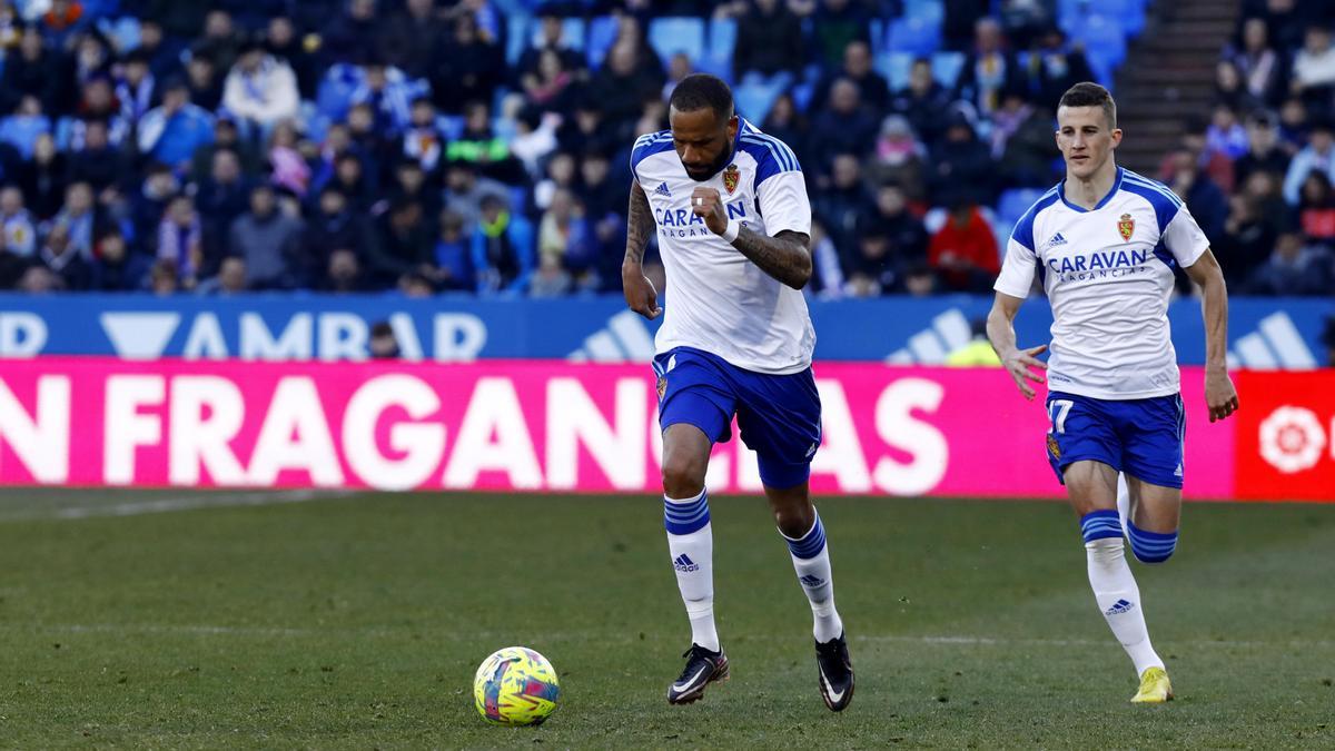 Bebé controla un balón en La Romareda con Nieto a su espalda.