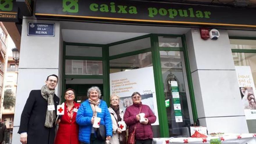 Treballadors, clients i membres de Creu Roja, al &#039;Día de la Banderita&#039;.