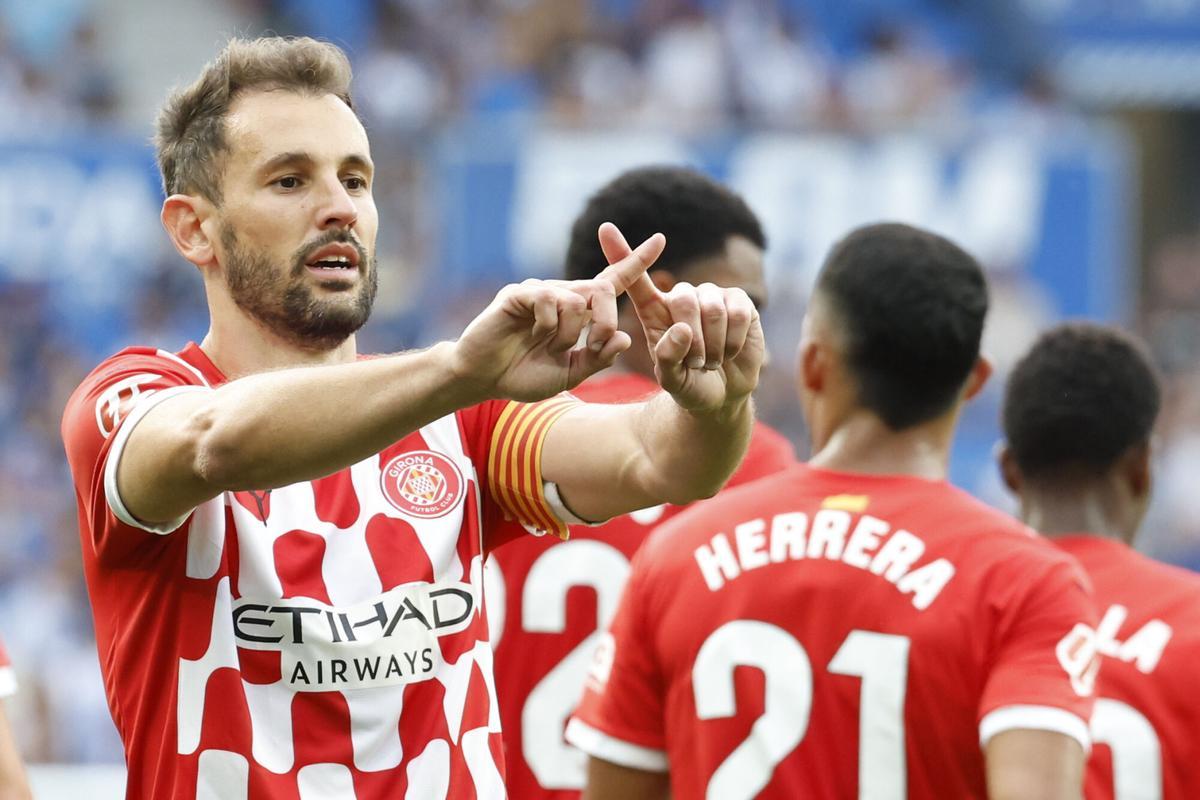 SAN SEBASTIÁN, 18/05/2025.- El delantero uruguayo del Girona Cristian Stuani celebra el primer gol de su equipo durante el partido de LaLiga entre la Real Sociedad y el Girona, este domingo en el estadio Reale Arena. EFE/ Javier Etxezarreta