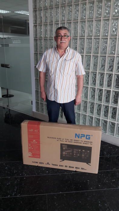 Julio Martínez y su nueva Smart TV.