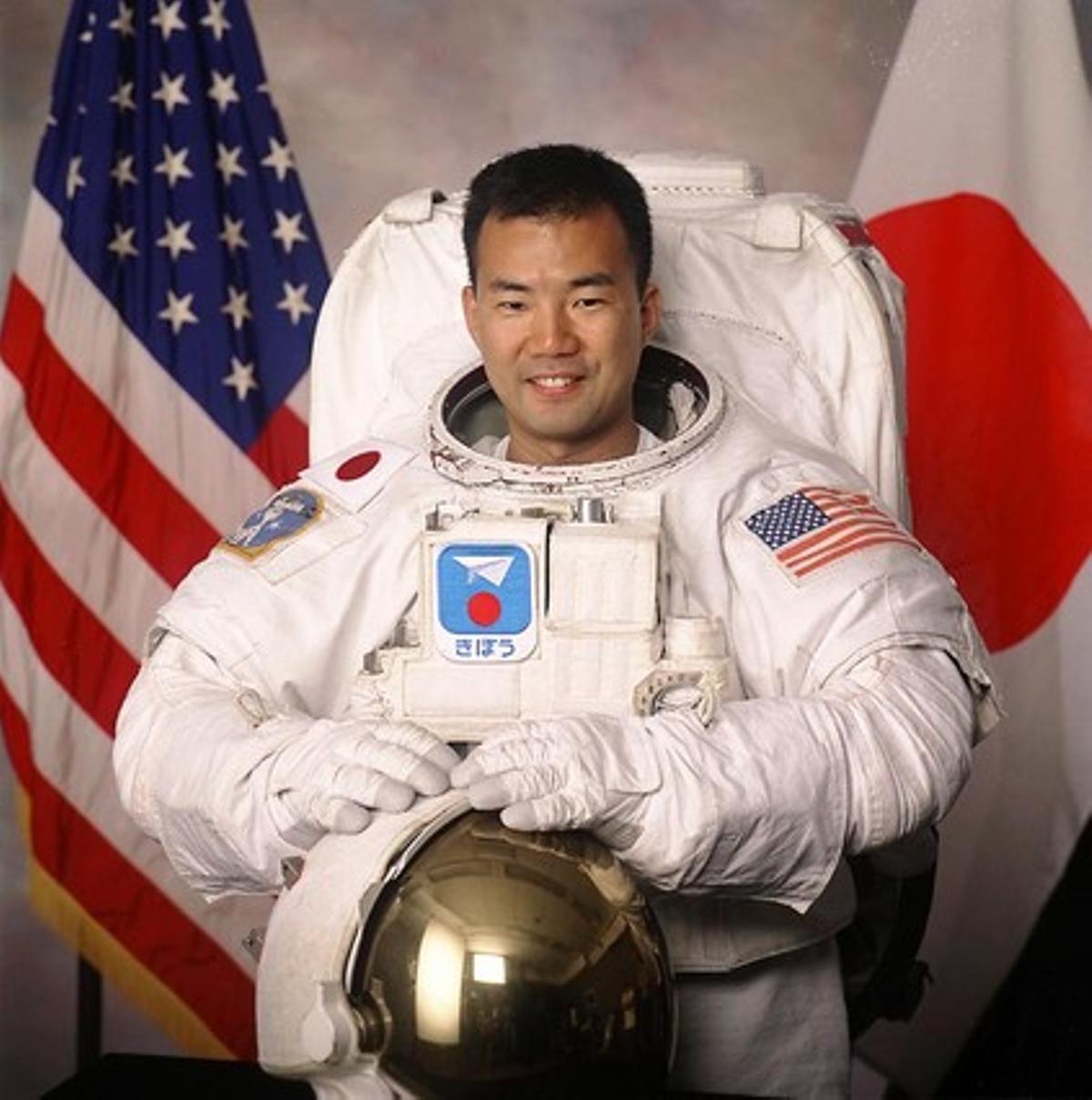 La cuenta de Twitter (http://twitter.com/astroSoichi) de Noguchi, ingeniero de 44 años que integra la Expedición 22ª de la Estación Espacial Internacional (EEI), es una de las más populares de esta red social de micromensajes.