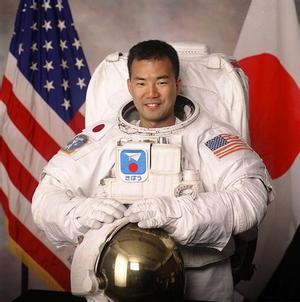 El compte de Twitter (http://twitter.com/astroSoichi) de Noguchi, enginyer de 44 anys que integra l’expedició 22a de l’Estació Espacial Internacional (EEI), és una de les més populars d’aquesta xarxa social de micromissatges.