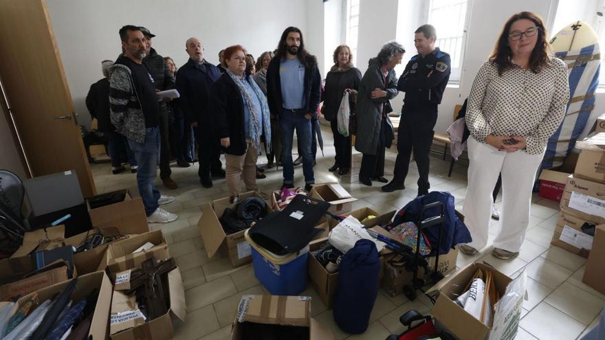 Los objetos de la donación a Cáritas, en el antiguo Ayuntamiento de Castrillón. | MIKI LÓPEZ