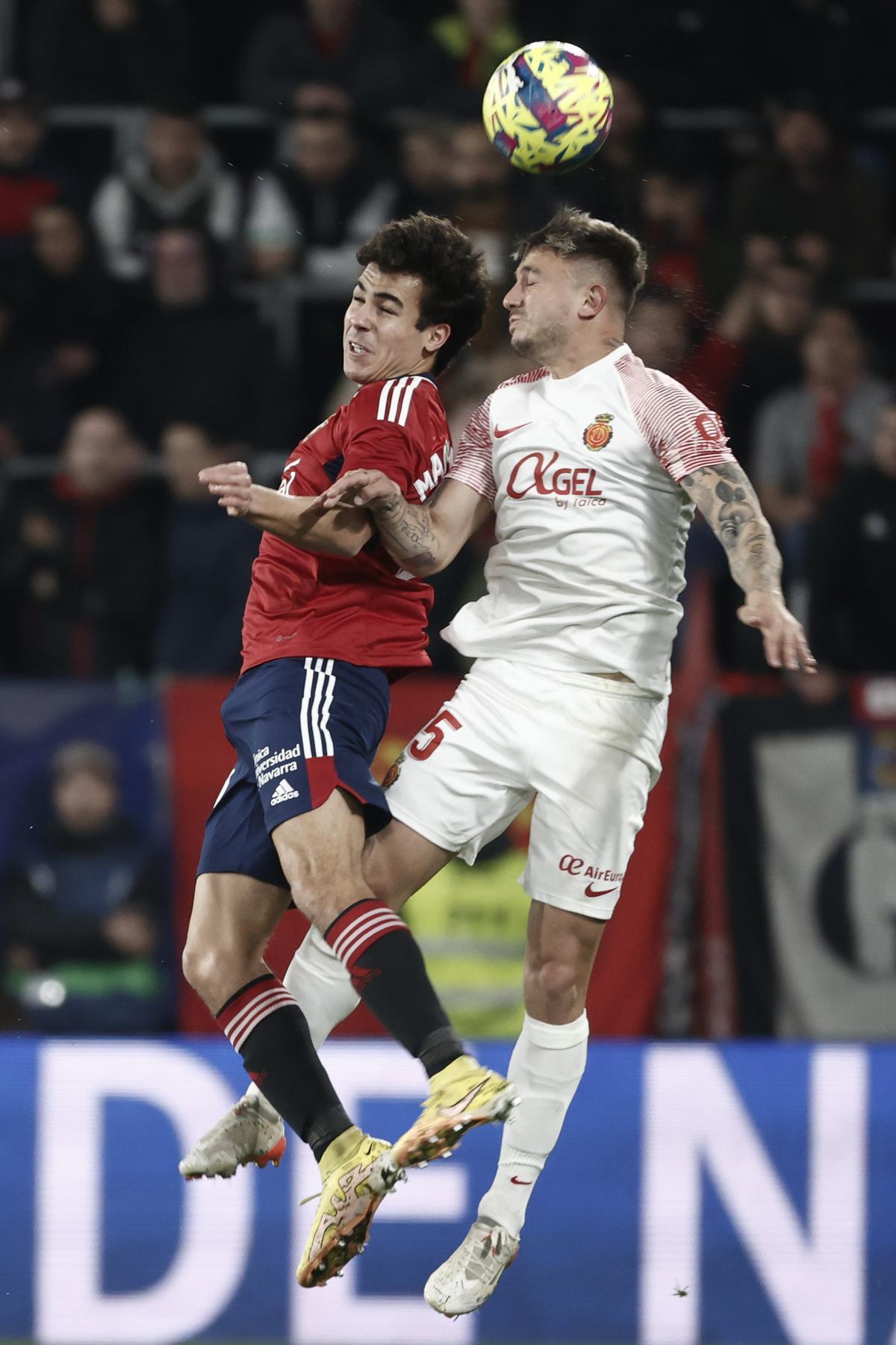 Maffeo pugna por el balón en el partido ante Osasuna.