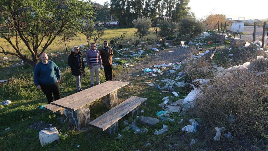 El concejal socialista Sergio Brenes, con vecinos y dirigentes vecinales de Campanillas, la semana pasada en el área de descanso junto a la Carretera de la Fresneda.