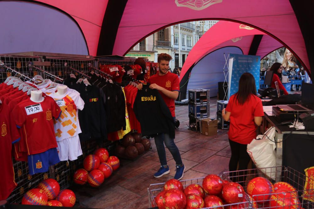 Cientos de aficionados hacen cola durante todo el jueves para fotografiarse con los trofeos de La Roja