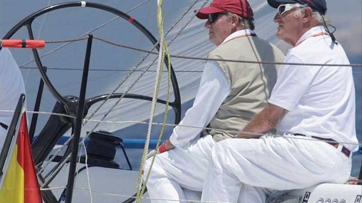 Josep Cusí, con Juan Carlos I, en una regata.