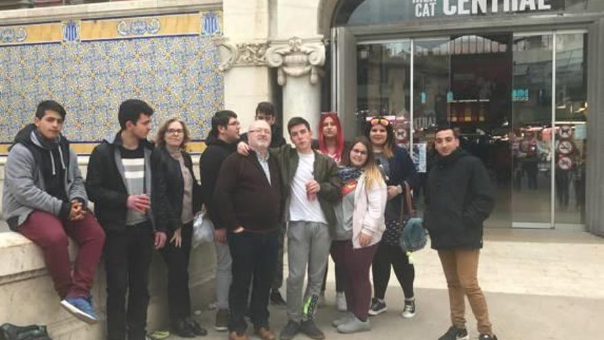 Alumnos del Rogle visitan el Mercat Central para diversificar su formación