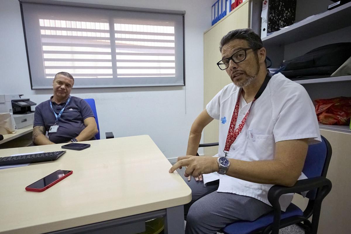 Ricard Bonet, a la izquierda, junto al enfermero Albert Bueno.