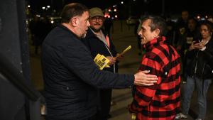 El presidente de ERC, Oriol Junqueras, con un trabajador de Seat.