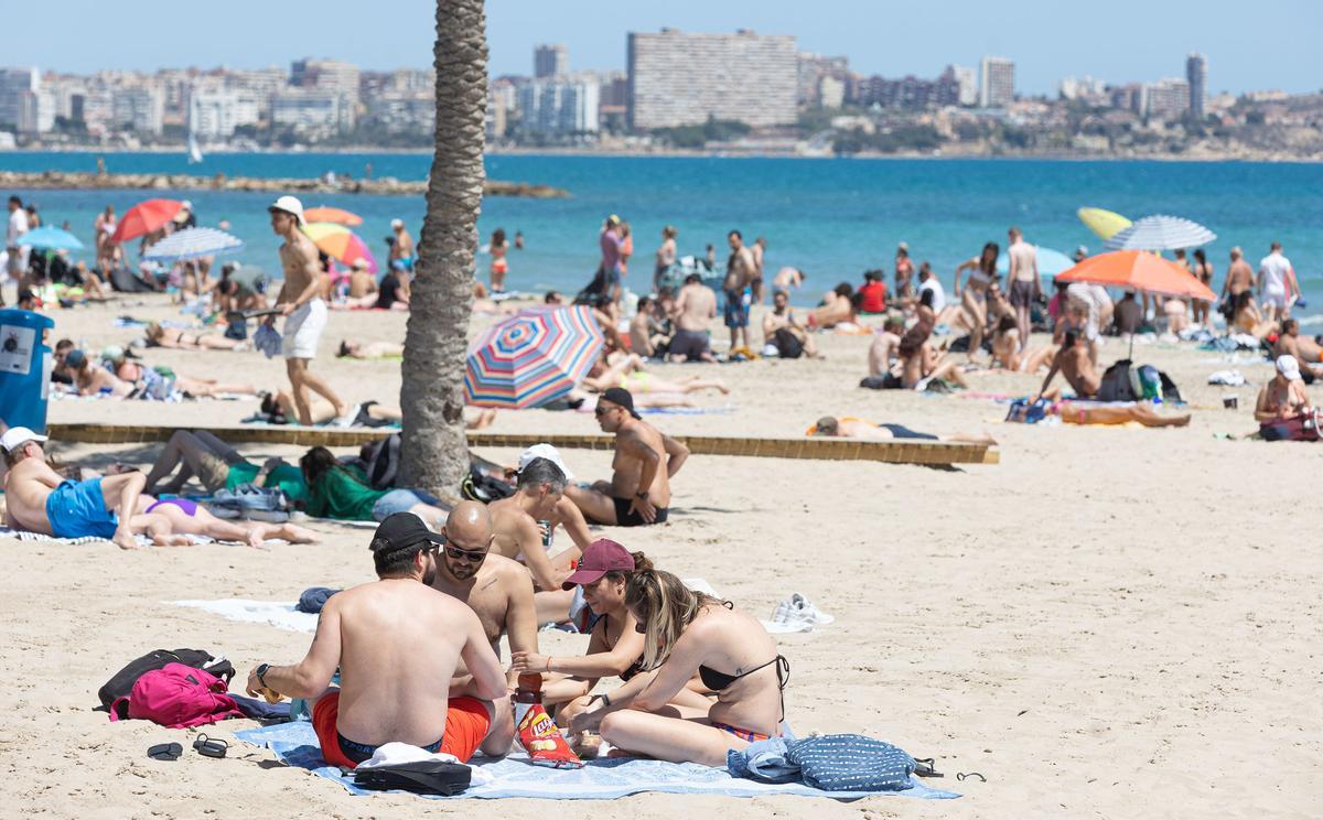El calor llena terrazas y playas en la ciudad de Alicante