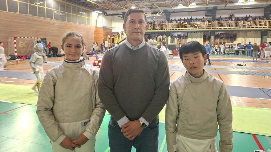 Anna Gallego y Miles Tang, con el entrenador del Club d'Esgrima Xàtiva, en el Torneo Nacional.